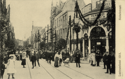 221826 Gezicht in de versierde Nobelstraat te Utrecht, onderdeel van de festiviteiten bij het 55e lustrum (275-jarig ...